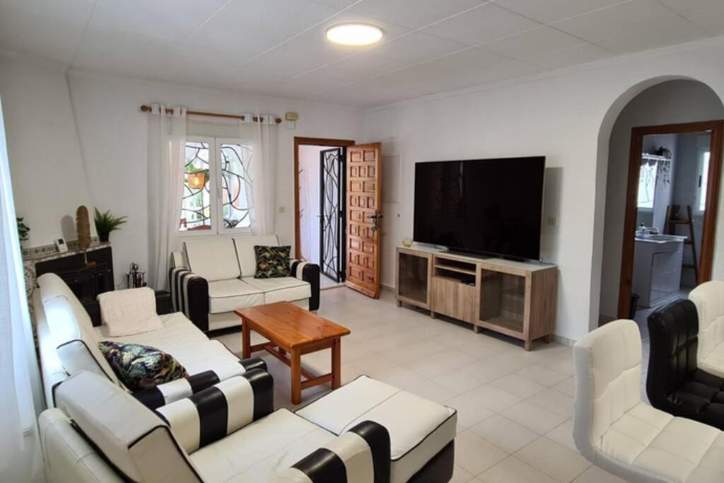 Tropical Paradise Villa In Torrevieja Zewnętrze zdjęcie